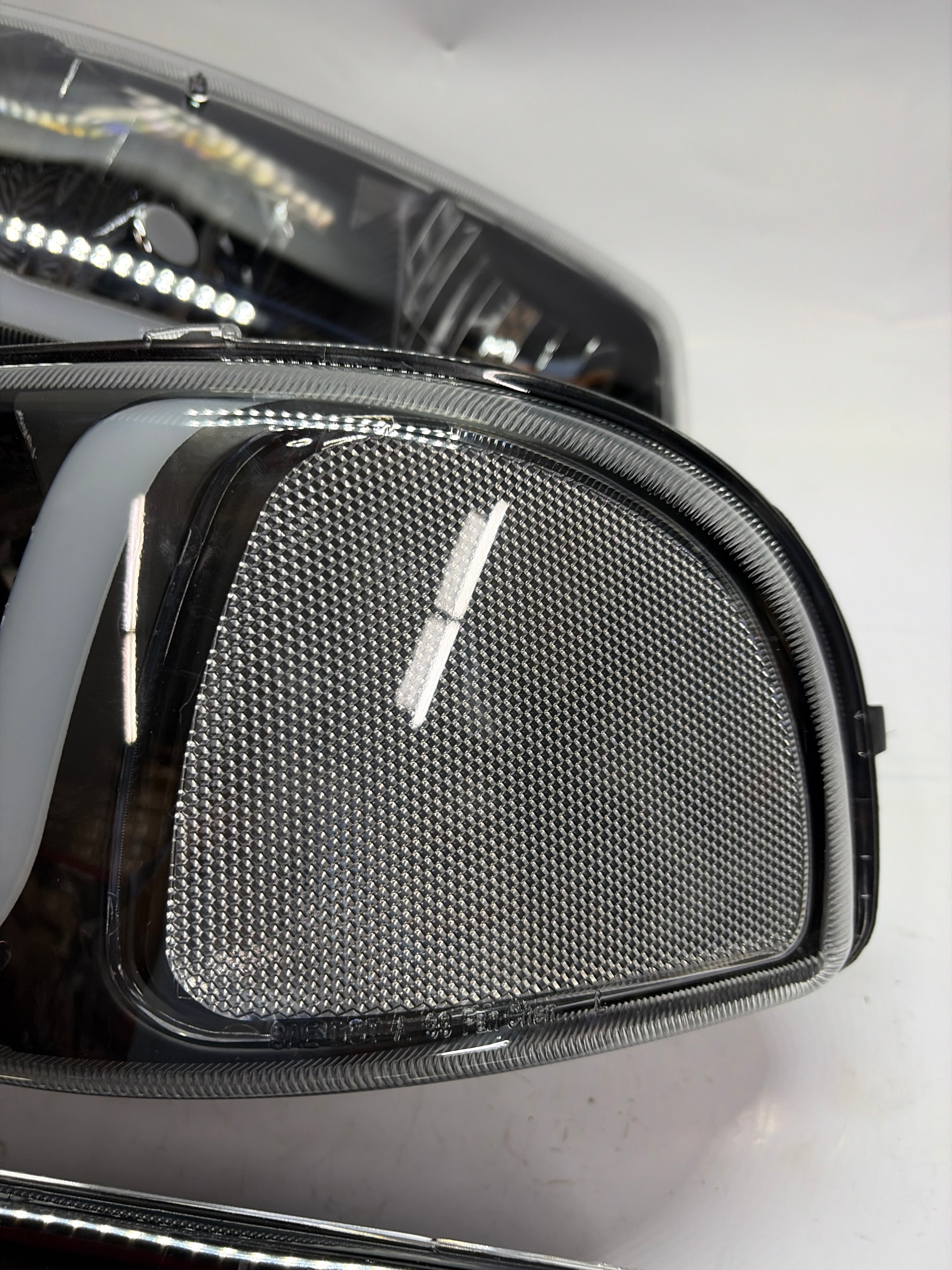 99-06 GMC SIERRA YUKON BLACK HOUSING WITH CLEAR LED
