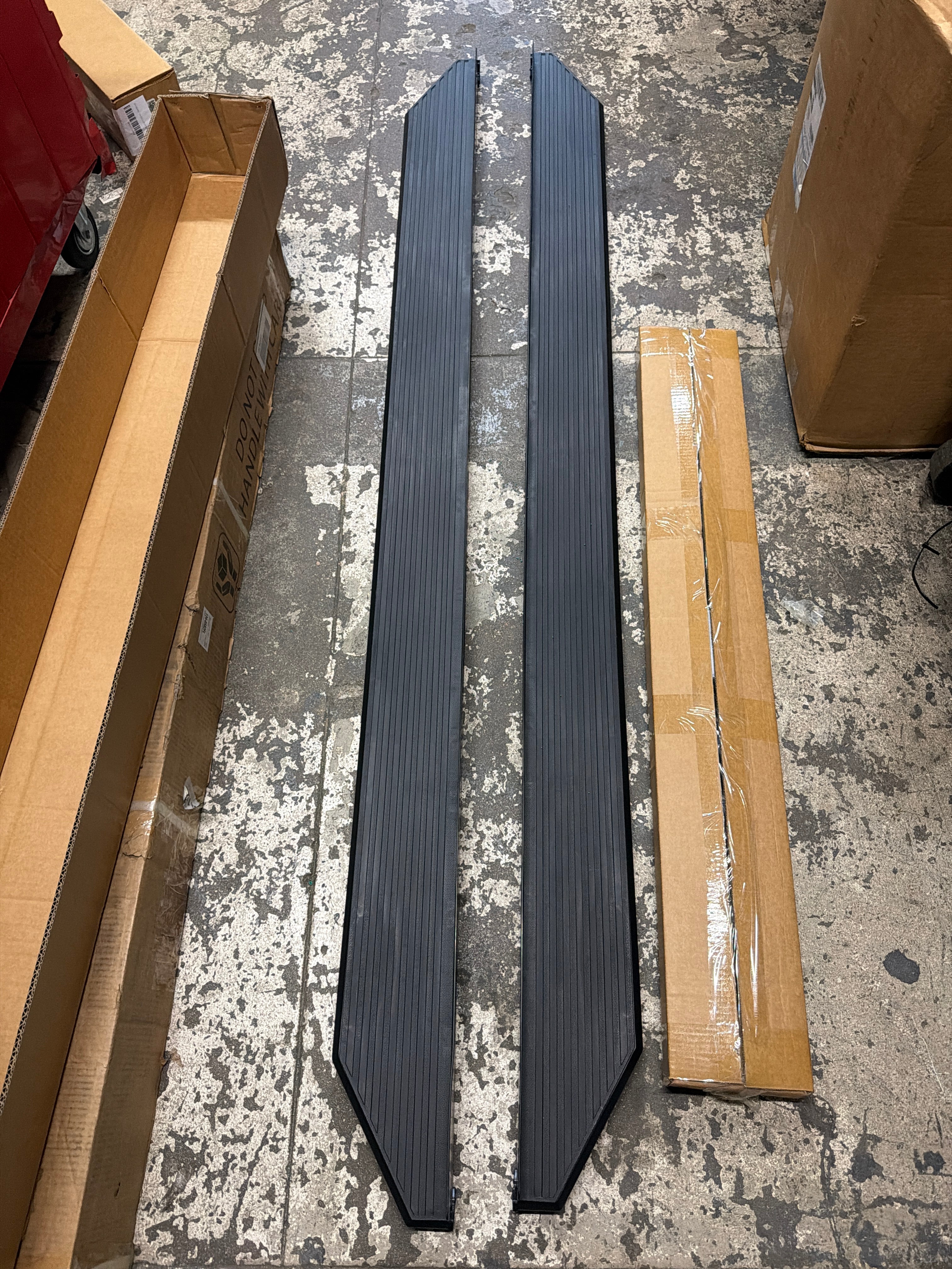 15-25 FORD F-150 / 17-25 SUPER DUTY CREW CAB BLACK 6 INCHES POINTY RUNNING BOARDS