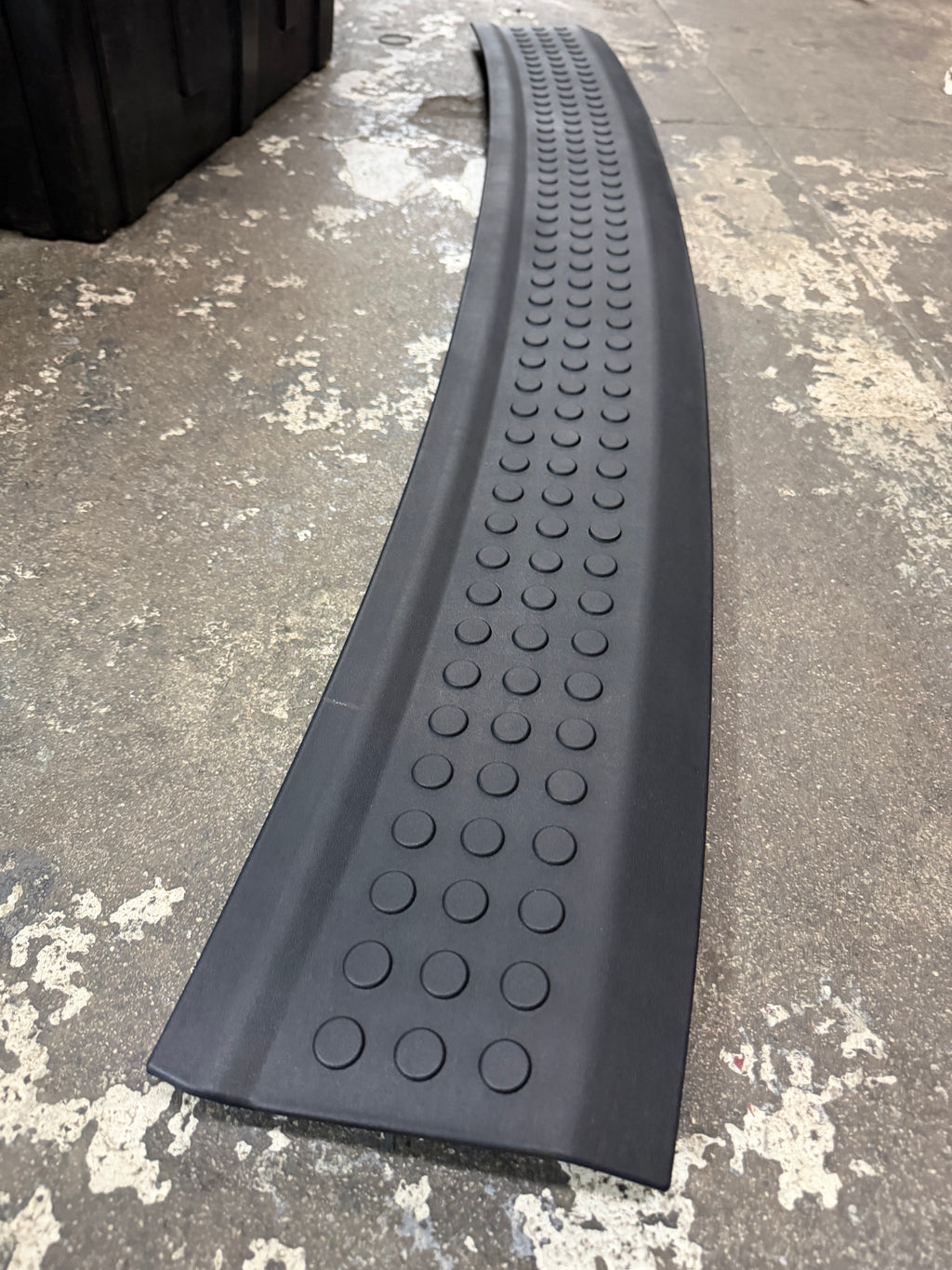 Black Rear Bumper Step Pad – 2007–2009 Dodge Durango / Chrysler Aspen