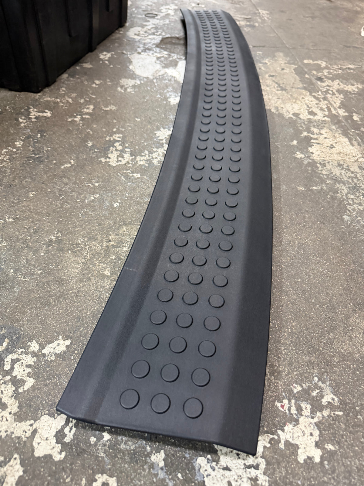 Black Rear Bumper Step Pad – 2007–2009 Dodge Durango / Chrysler Aspen