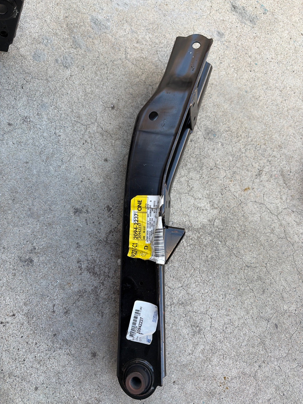 Actual GM 20942237 Rear Lower Suspension Control Arm in Tote 37A