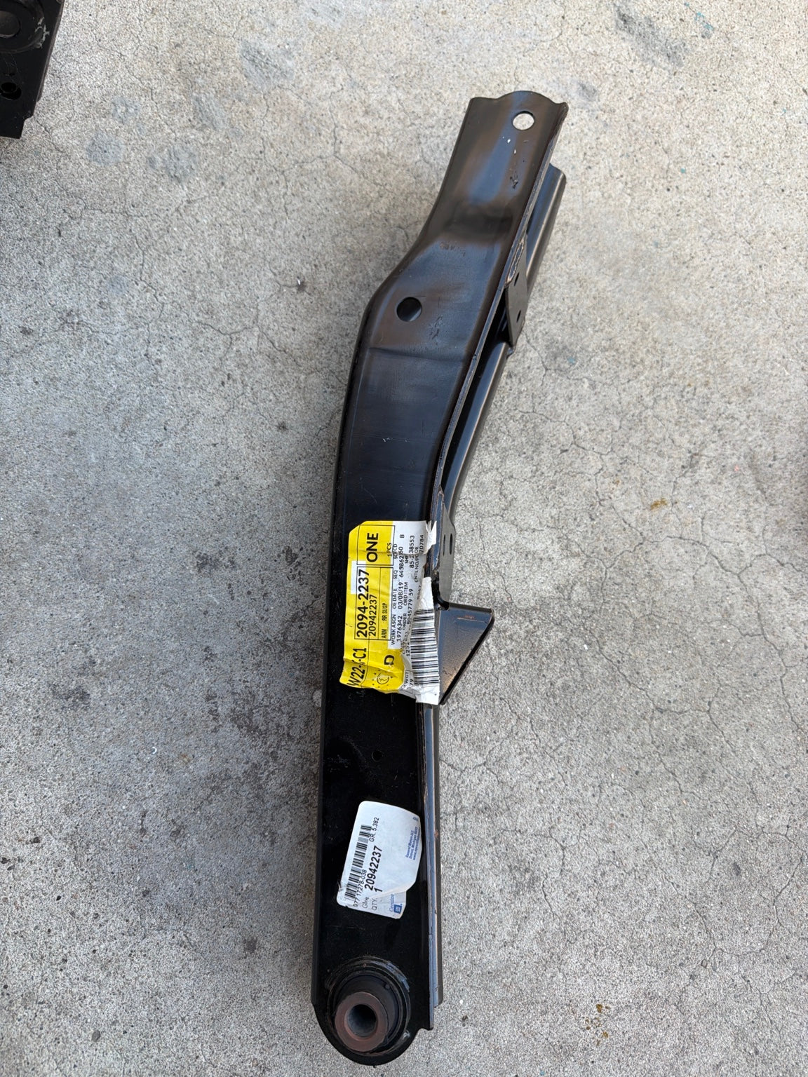 Actual GM 20942237 Rear Lower Suspension Control Arm in Tote 37A