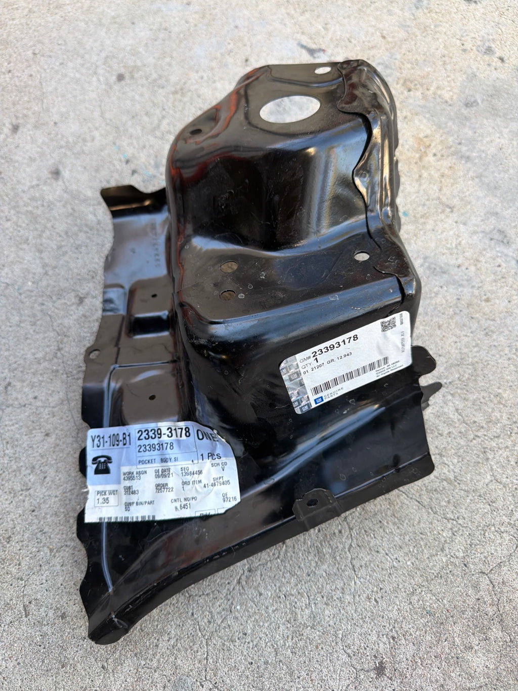 Actual GM 23393178 Passenger Side Body Side Tail Lamp Pocket in Tote 37A
