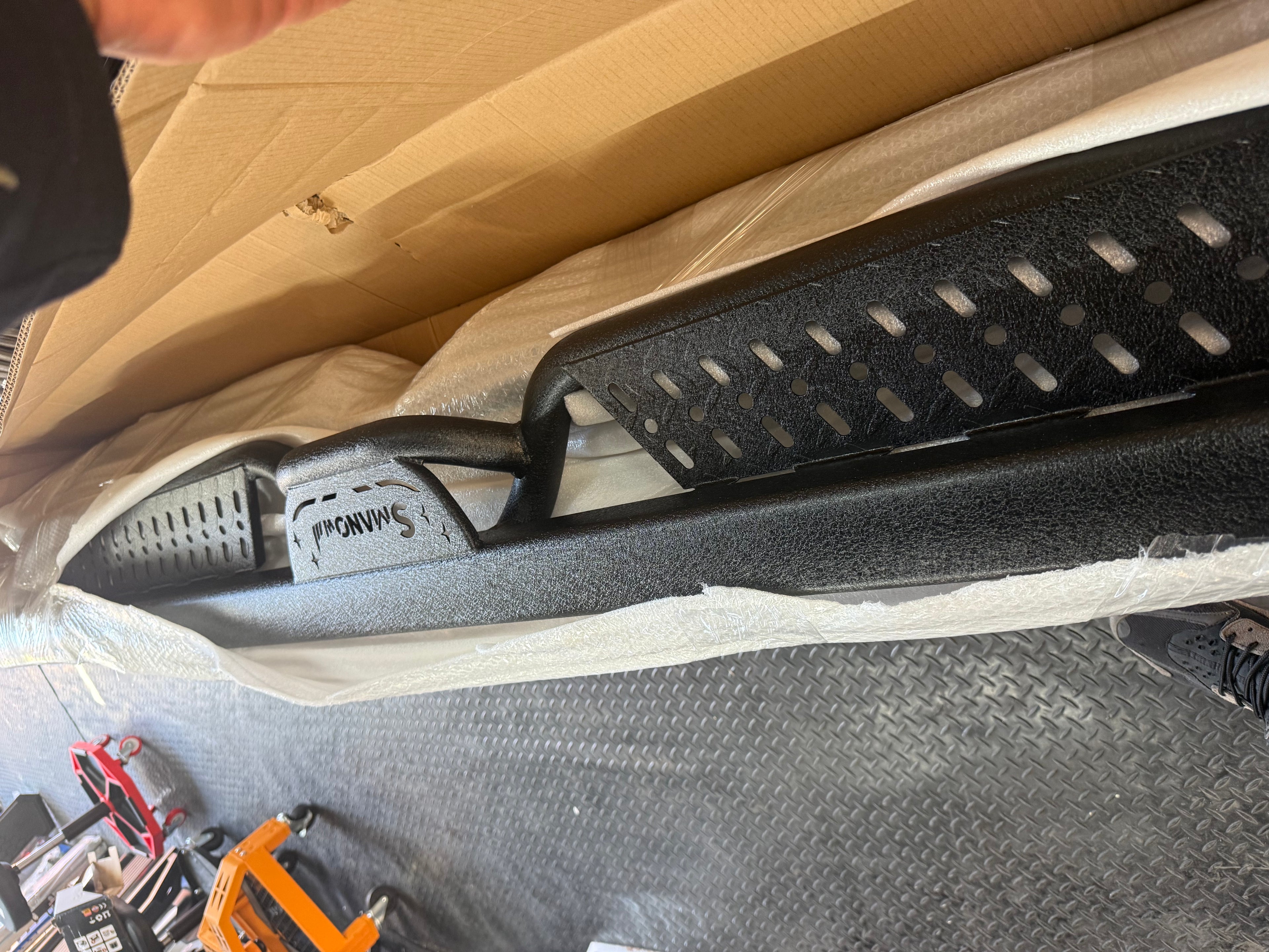 07-18 CHEVROLET SILVERADO GMC SIERRA CREW CAB HEAVY DUTY POWDER COATED RUNNING BOARDS SIDESTEPS ESTRIBOS ESCALON