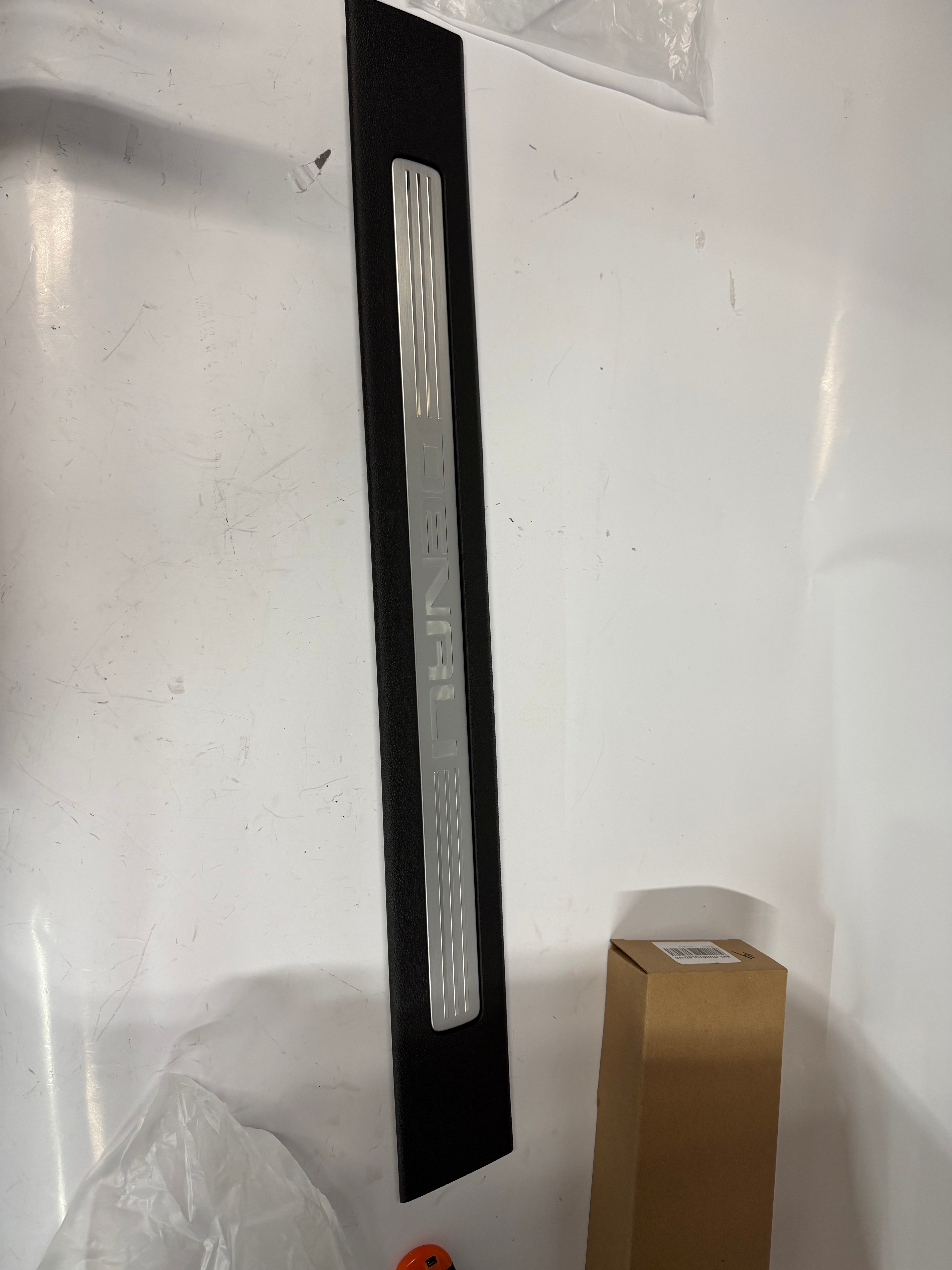 15848382 | Yukon Denali Sierra Denali Genuine GM Front Left Sill Plate OEM y25
