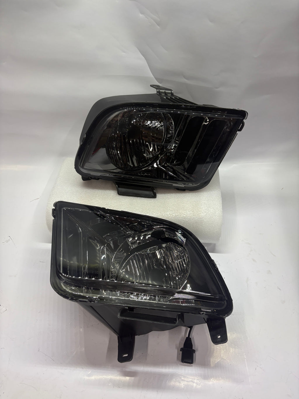 05-09 Ford Mustang Smoke Clear Headlights w/ Led Bulbs