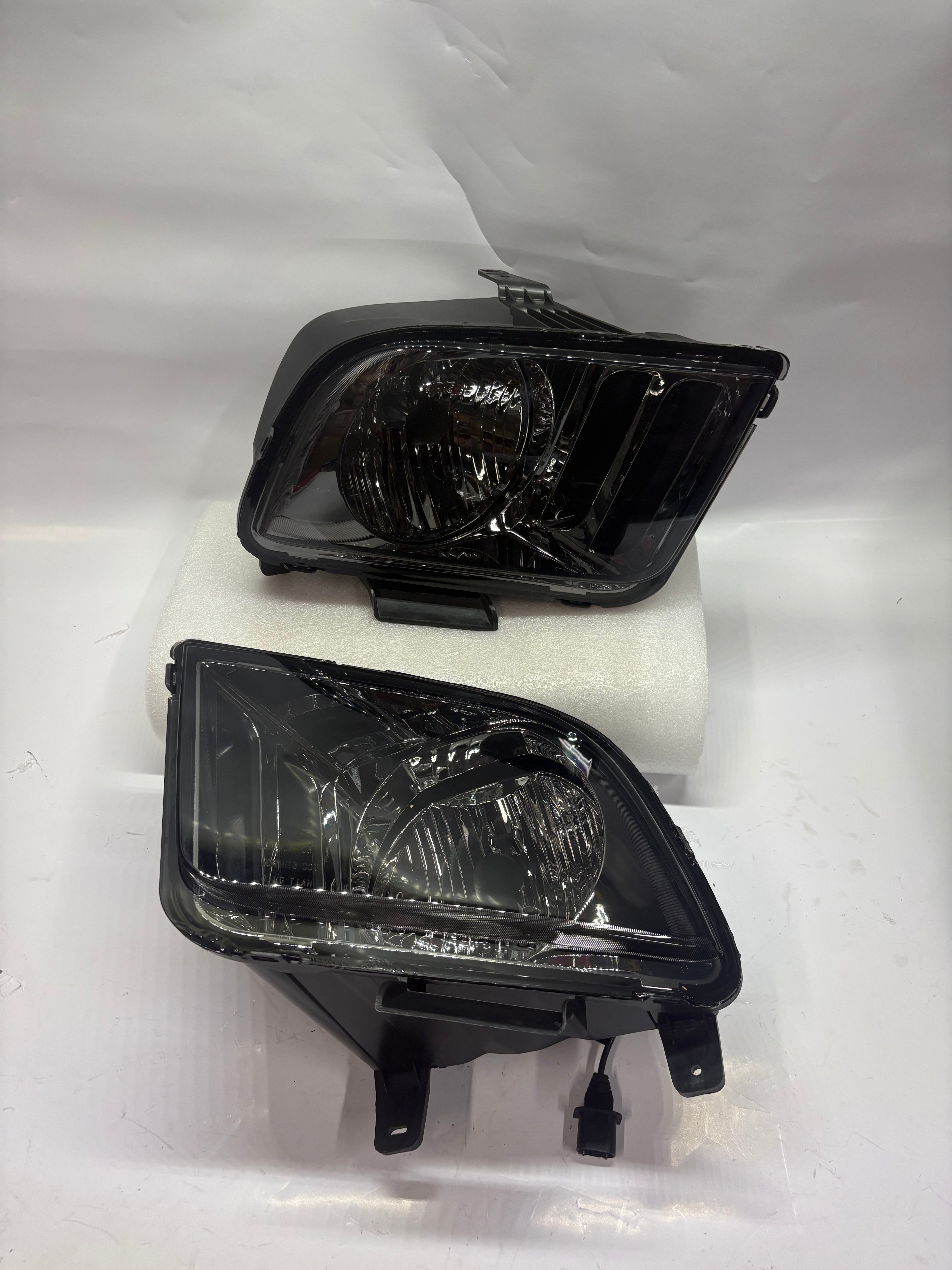 05-09 Ford Mustang Smoke Clear Headlights w/ Led Bulbs
