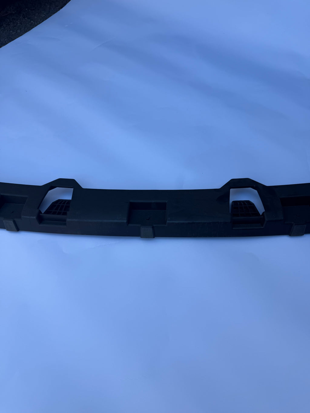 15902105 | 2007-2010 GMC SIERRA 2500HD 3500HD Front Bumper Fascia Center Support Bracket - GM