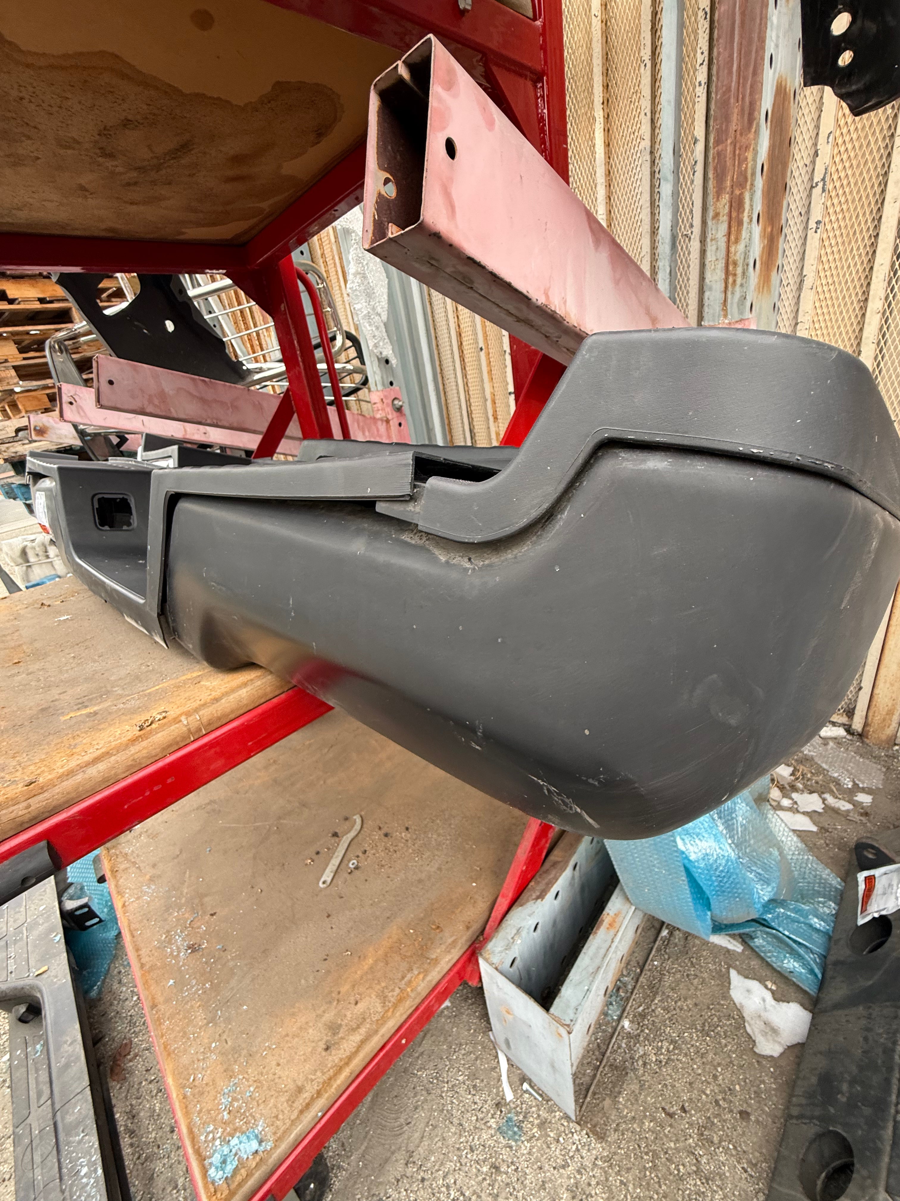 #50 17-22 FORD F250 / F350 BROKEN PLASTICS BLACK REAR BUMPER