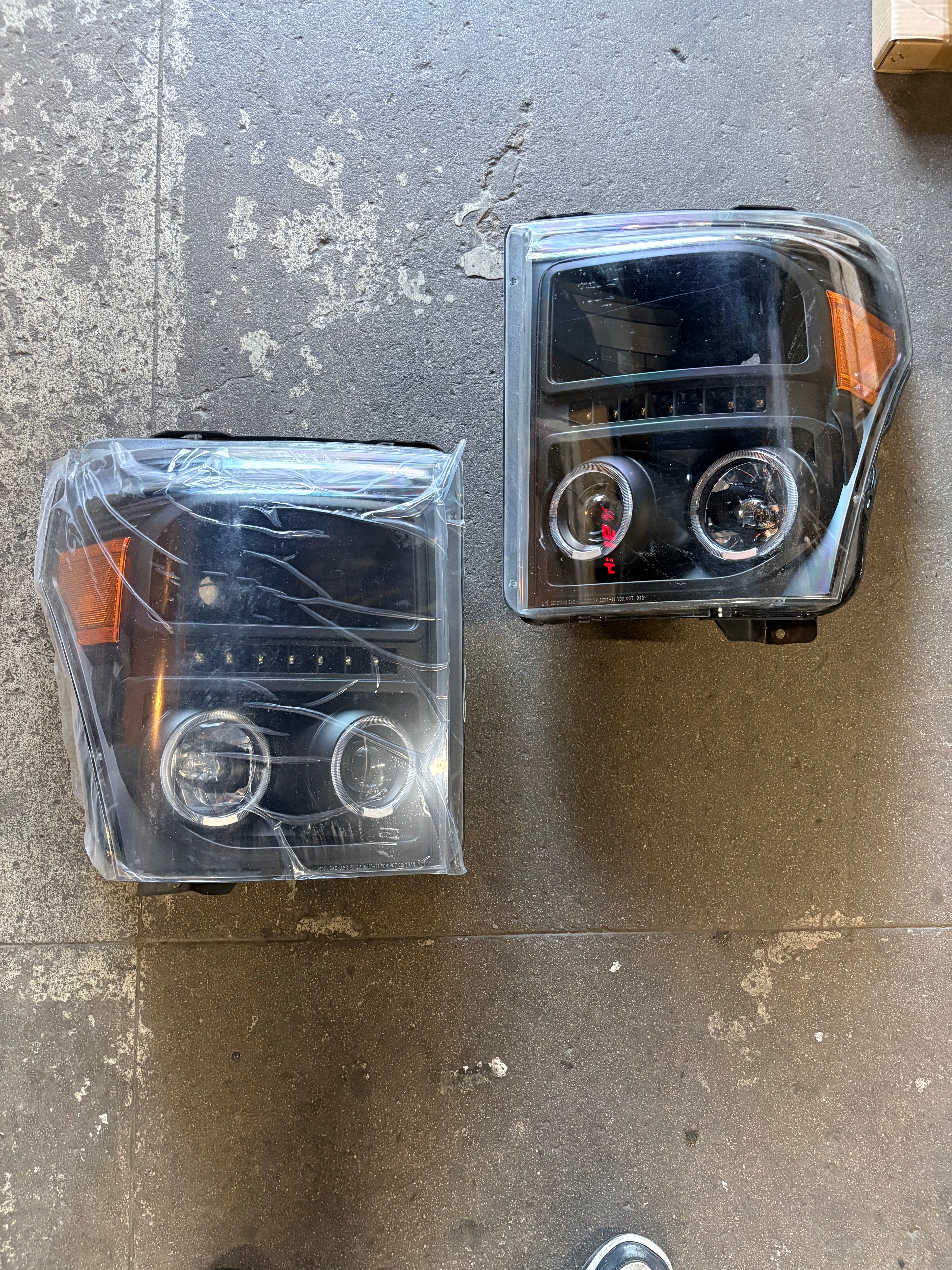 OPEN BOX 11-16 FORD F-250 / F-350 / F-450 / F-550 SUPER DUTY BLACK HOUSING HEADLIGHTS W/ DUAL LED HALO RINGS & PROJECTOR LIGHTING