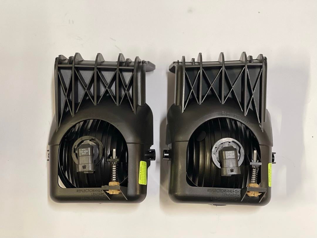 03-06 GMC SIERRA 1500 2500 3500 & HD MODELS FRONT BUMPER FOG LIGHT DRIVER & PASSENGER SIDE ENHANCED VISIBILITY PARACHOQUE DELANTERO LUZ ANTINIEBLA CROMADO