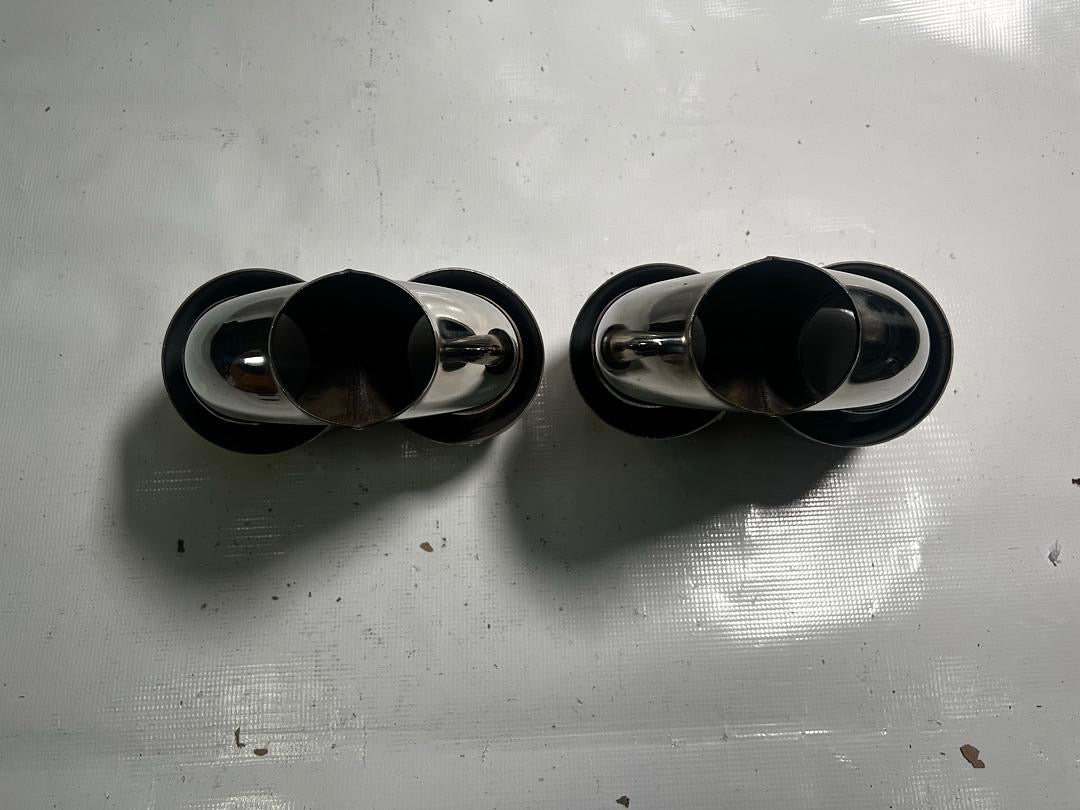 DUAL ROUND CUT MUFFLER TIP FITS OVER 2.5" OD PIPING UNIVERSAL FIT