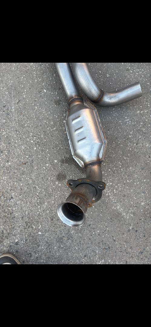 (NO HW) 99-05 GMC SIERRA CHEVY SILVERADO 1500 99-00 SILVERADO 2500 02-05 CHEVY AVALANCHE 1500 / CADILLAC ESCALADE 00-06 SUBURBAN / TAHOE 4.3L 4.8L 5.3L CATALYTIC CONVERTER EXHAU
