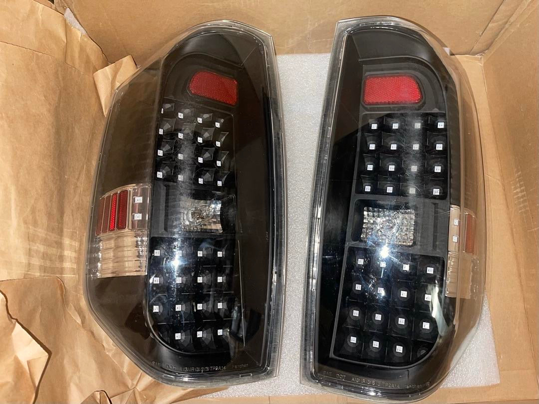 Open box as is 14-18 TUNDRA LED BLACK HOUSING CLEAR LENS TAIL LIGHTS