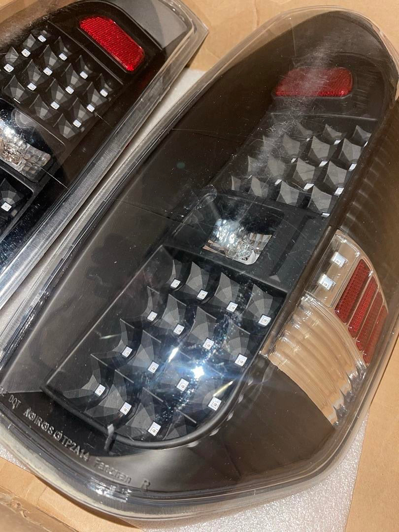Open box as is 14-18 TUNDRA LED BLACK HOUSING CLEAR LENS TAIL LIGHTS