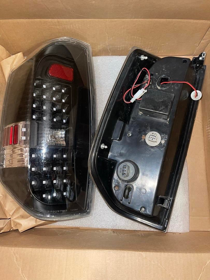 Open box as is 14-18 TUNDRA LED BLACK HOUSING CLEAR LENS TAIL LIGHTS