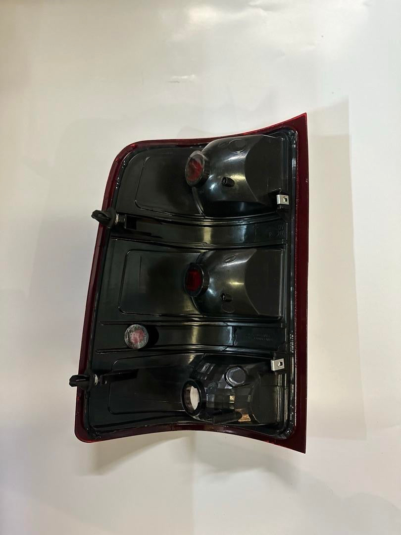 07-13 GMC SIERRA RIGHT SIDE PASSENGER SINGLE TAILLIGHT RED