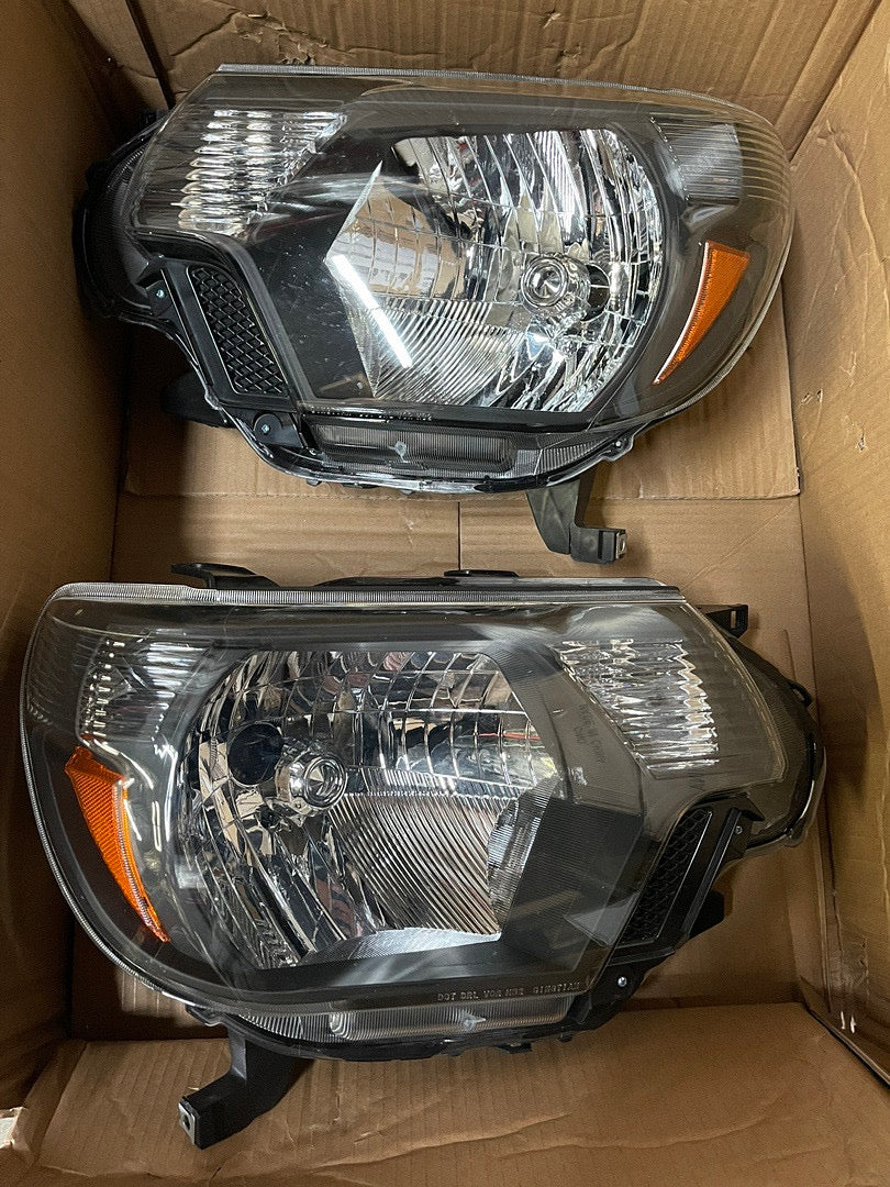 REFURBISHED 12-15 TOYOTA TACOMA BLACK AMBER HEADLIGHTS