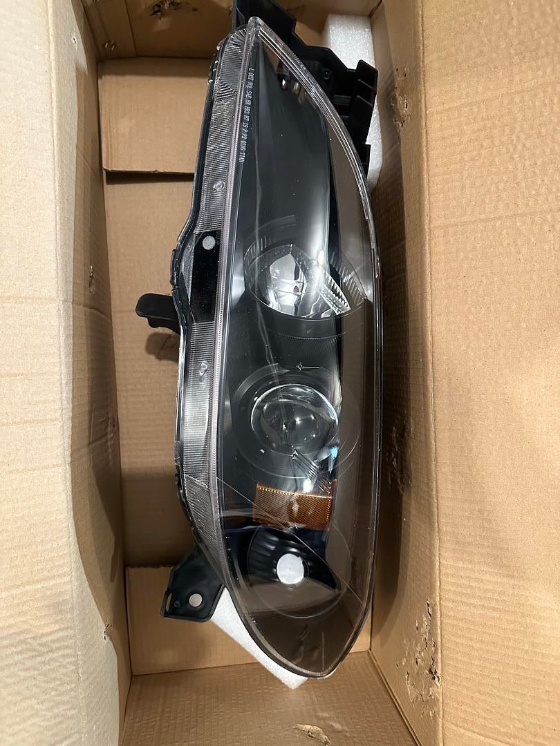 04-09 MAZDA 3 4DR BLACK HOUSING AND CLEAR PROJECTOR HEADLIGHTS