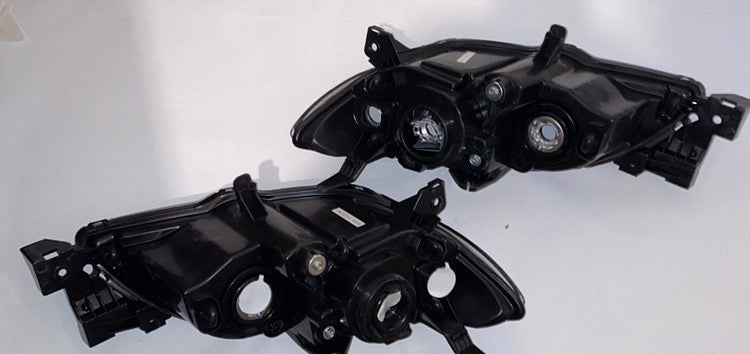 04-09 MAZDA 3 4DR BLACK HOUSING AND CLEAR PROJECTOR HEADLIGHTS