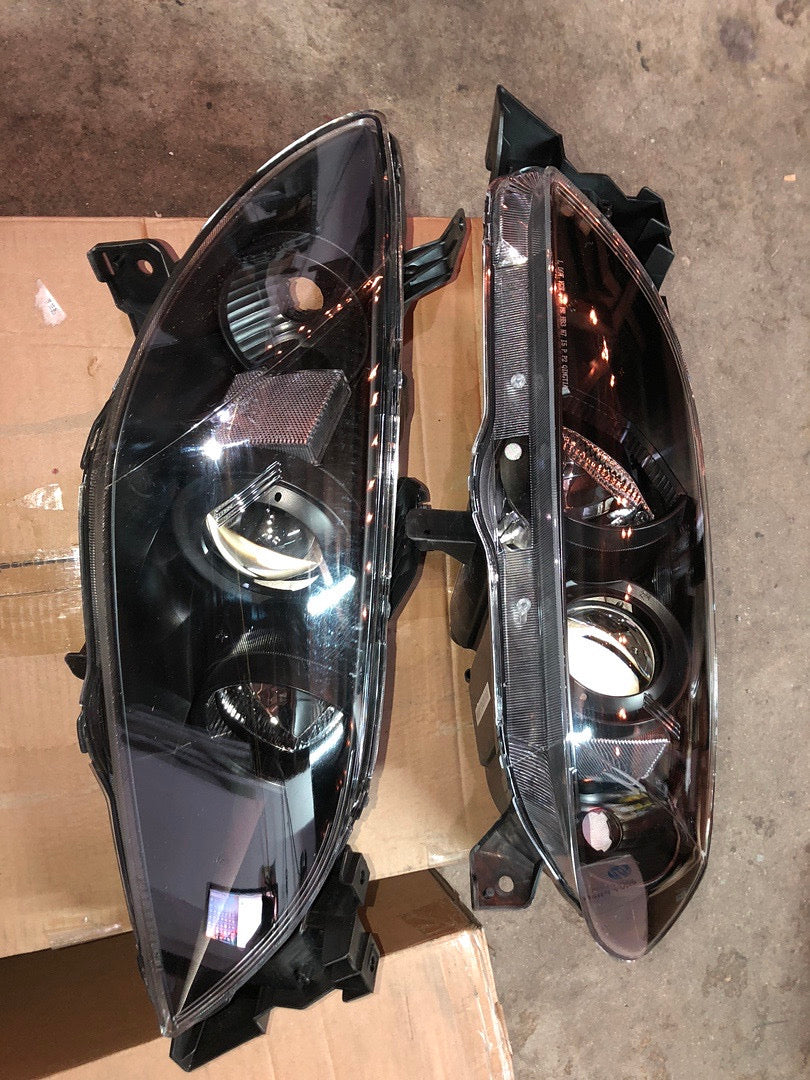 04-09 MAZDA 3 4DR BLACK HOUSING AND CLEAR PROJECTOR HEADLIGHTS