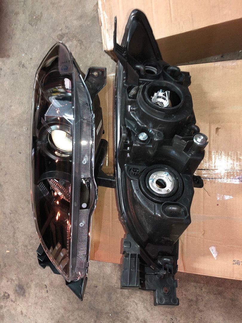 04-09 MAZDA 3 4DR BLACK HOUSING AND CLEAR PROJECTOR HEADLIGHTS