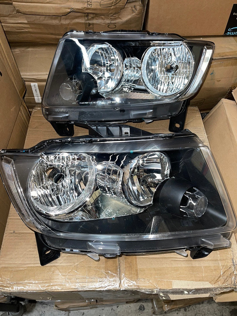 11-13 JEEP GRAND CHEROKEE BLACK HOUSING WITH CLEAR CORNER HEADLIGHTS