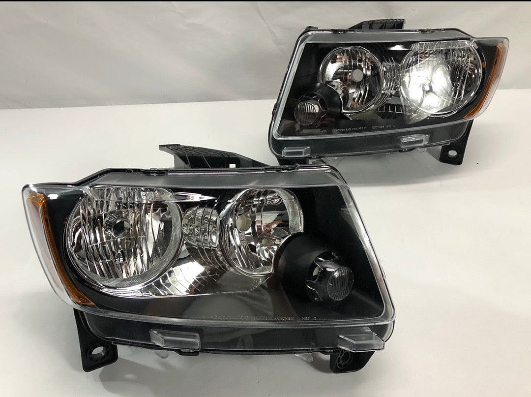 REFURBISHED 11-13 JEEP GRAND CHEROKEE CHROME AND BLACK HOUSING WITH CLEAR AMBER HEADLIGHTS