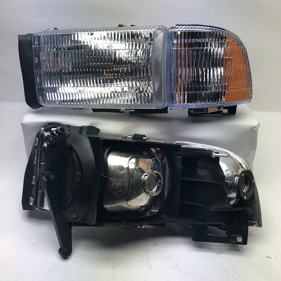 94-01 DODGE RAM 1500 94-02 DODGE RAM 2500 3500 OE STYLE CHROME HOUSING AMBER CORNERS
