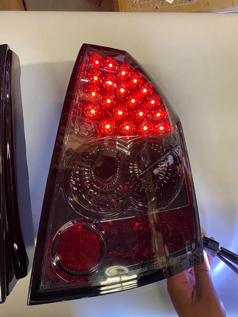 05-06 DODGE CHRYSLER 300 LED SMOKED REAR TAILLIGHTS