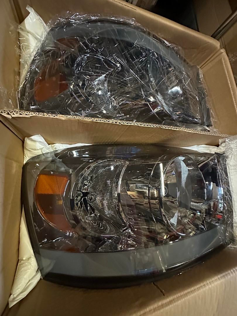 06-08 DODGE RAM 1500 06-09 DODGE RAM 2500 3500 LED SMOKED LENS AMBER CORNER HEADLIGHTS