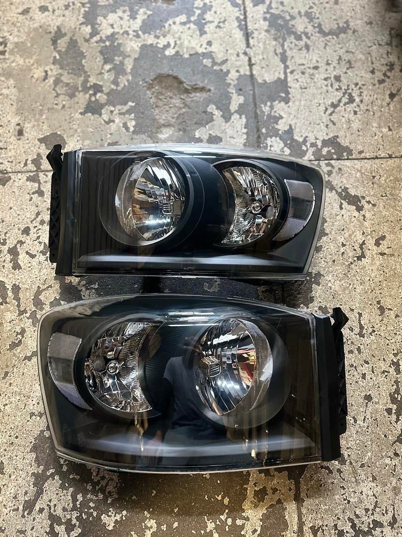 06-08 DODGE RAM HEADLIGHTS BLACK HOUSING