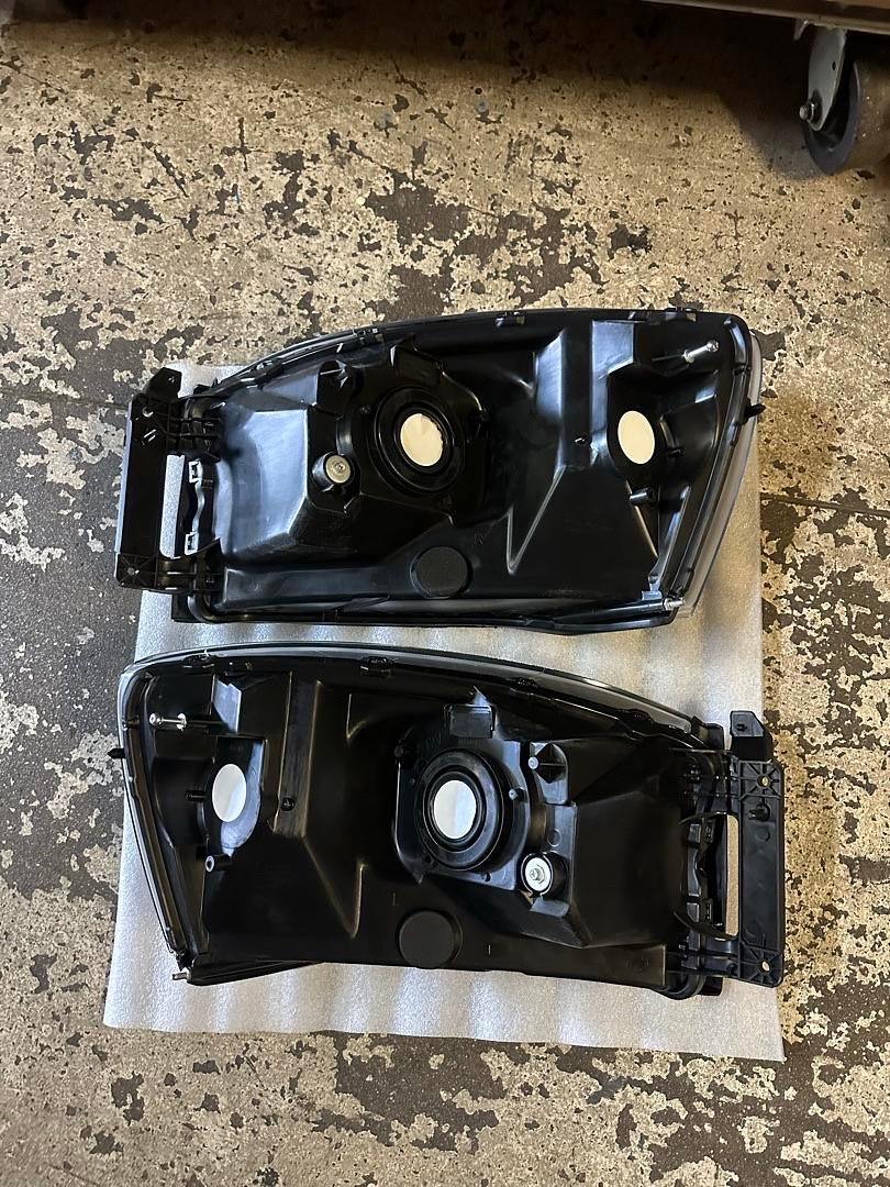 06-08 DODGE RAM HEADLIGHTS BLACK HOUSING