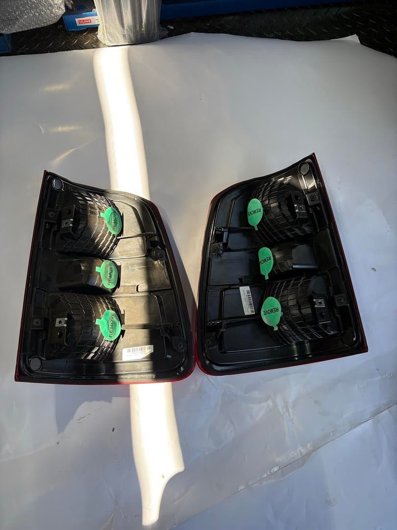 19-22 DODGE RAM 1500 OE STYLE TAILLIGHTS RED LENS BLACK HOUSING