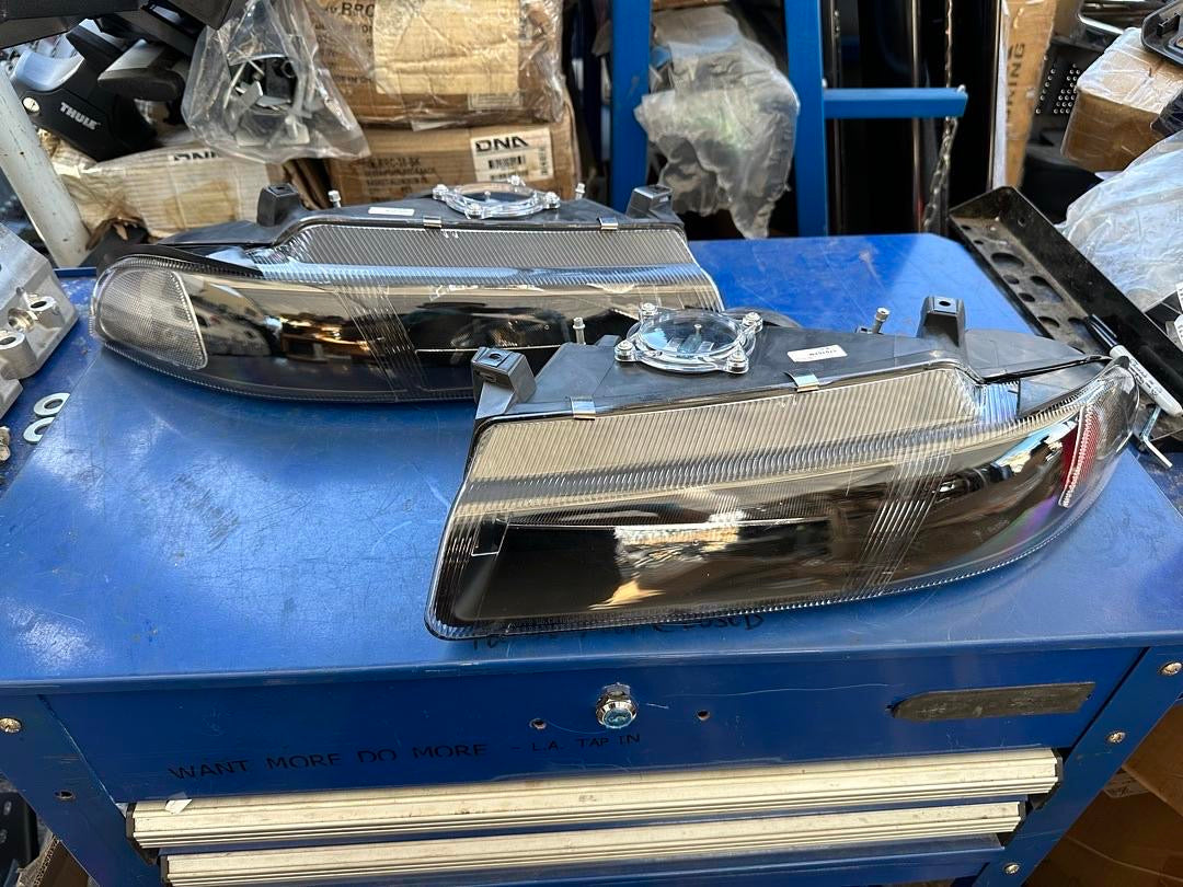 95-00 CIRRUS STRATUS BLACK HOUSING CLEAR CORNERS HEADLIGHT PAIR ASSEMBLY