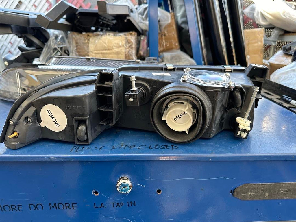 95-00 CIRRUS STRATUS BLACK HOUSING CLEAR CORNERS HEADLIGHT PAIR ASSEMBLY