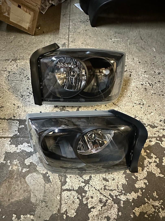 05-07 DODGE DAKOTA PAIR OF BLACK HOUSING CLEAR CORNER HEADLIGHTS
