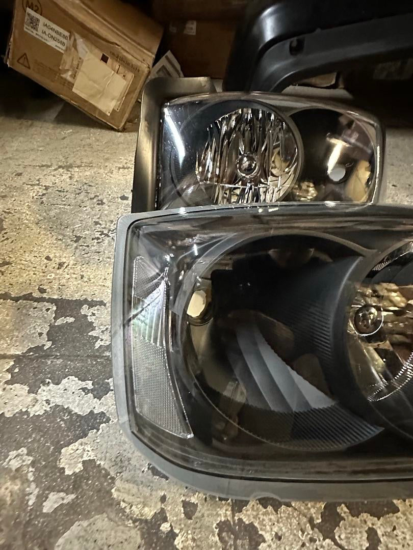 05-07 DODGE DAKOTA PAIR OF BLACK HOUSING CLEAR CORNER HEADLIGHTS