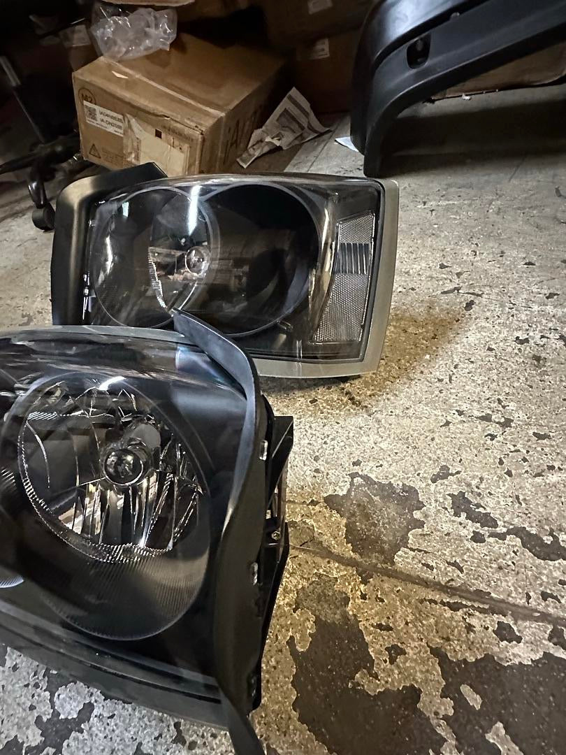 05-07 DODGE DAKOTA PAIR OF BLACK HOUSING CLEAR CORNER HEADLIGHTS