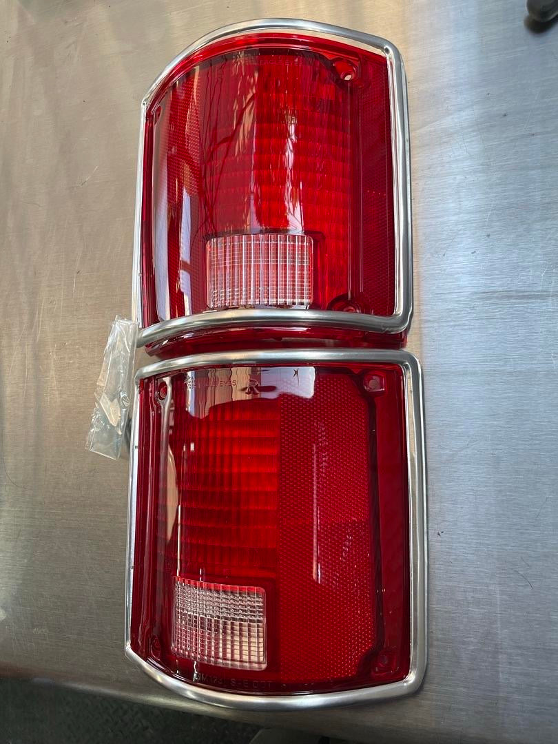 73-91 CHEVY / GMC BLAZER SUBURBAN JIMMY FULL SIZE RUBY RED REPLACEMENT BRAKE TAILLIGHT DRIVER AND PASSENGER