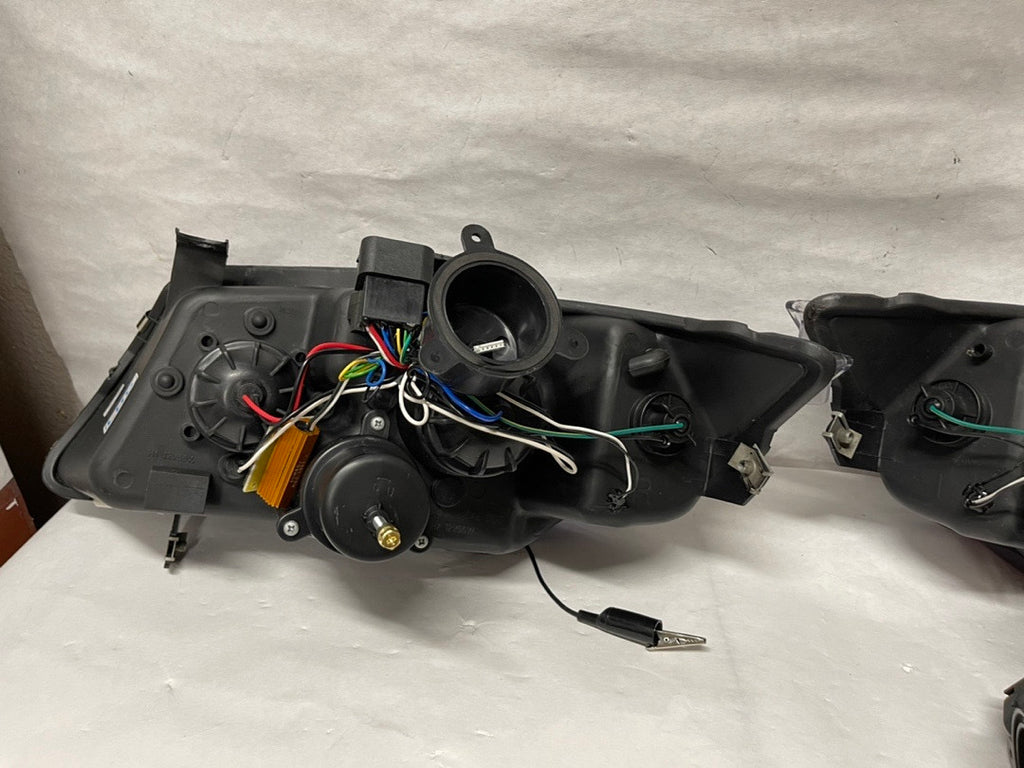 05-08 3-SERIES 4DR ONLY 325I / 328I / 335I BLUE U HALO LED LIGHT PROJECTOR PAIR OF BLACK HEADLIGHTS BEAMER