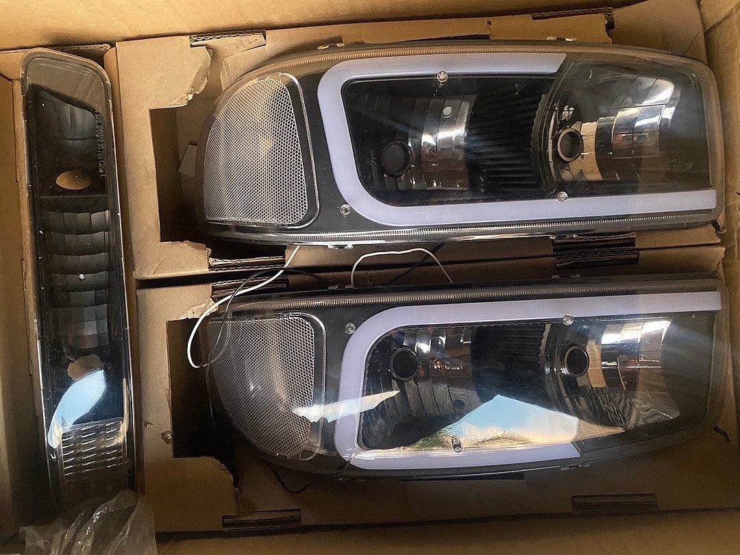 REFURBISHED 99-06 GMC SIERRA / YUKON BLACK CLEAR WITH LED HEADLIGHTS