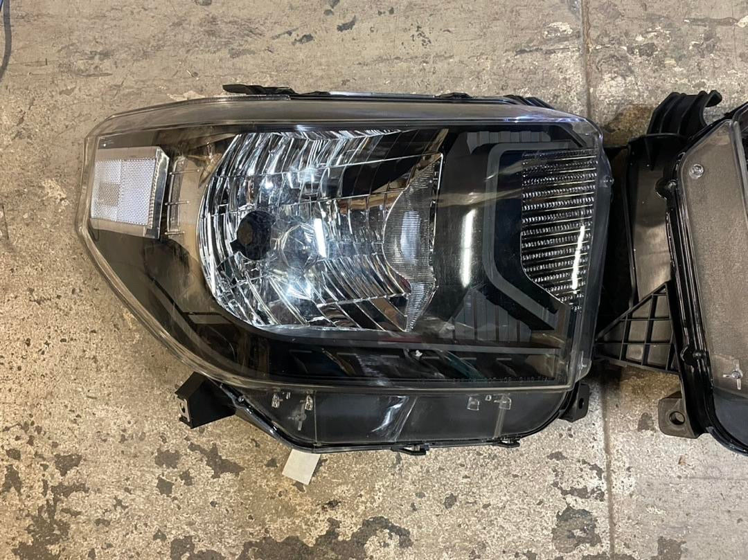 14-18 TOYOTA TUNDRA BLACK HOUSING WITH CLEAR REFLECTOR HEADLIGHTS
