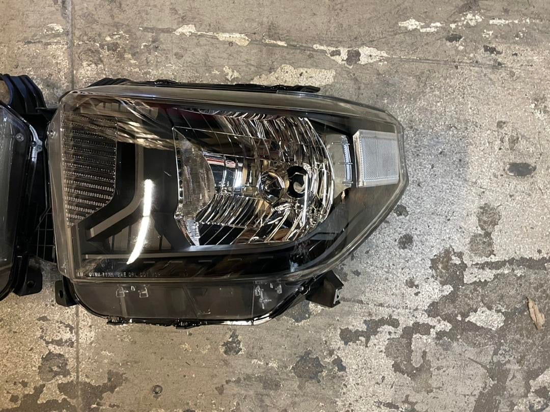 14-18 TOYOTA TUNDRA BLACK HOUSING WITH CLEAR REFLECTOR HEADLIGHTS