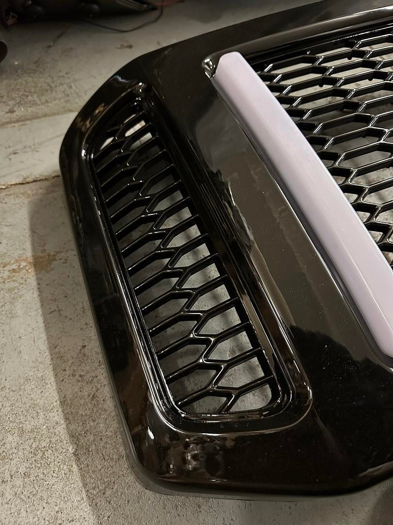 2005 - 2007 FORD F250/ F350 / F450 /F550 SD BADGELESS DIAMOND MESH STYLE GLOSS BLACK