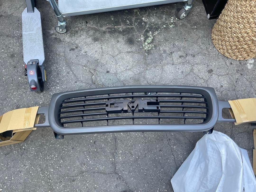 1999-2002 GMC SIERRA 1500, FITS 1999-2002 GMC SIERRA 2500 SILVER SHELL WITH BLACK INSERT PLASTIC GRILLE