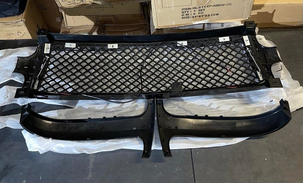 CHEVY 99-02 SILVERADO / 00-06 SUBURBAN - TAHOE GLOSSY BLACK LED DRL DIAMOND MESH GRILLE