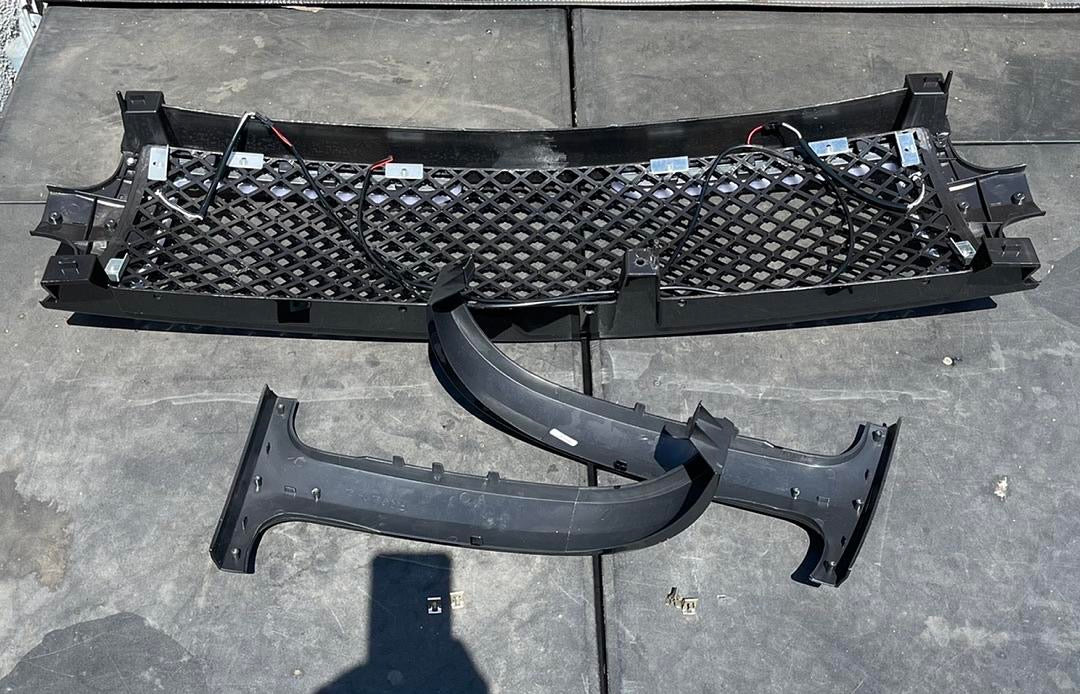 CHEVY 99-02 SILVERADO / 00-06 SUBURBAN - TAHOE GLOSSY BLACK LED DRL DIAMOND MESH GRILLE