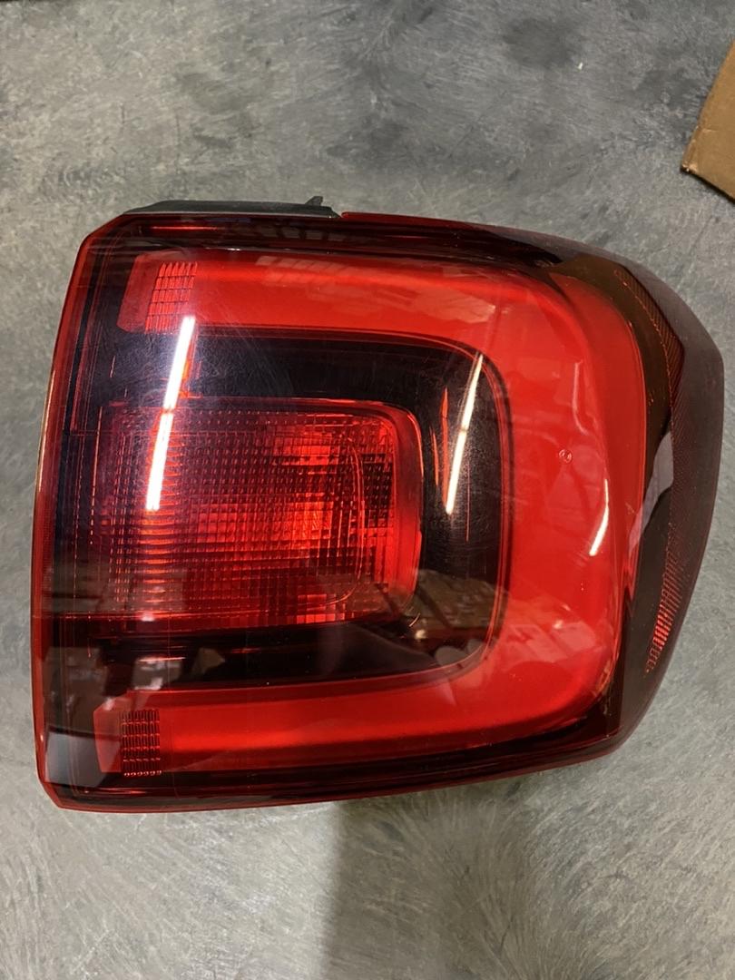 17-19 gmc acadia right rear passenger taillight led red oem
