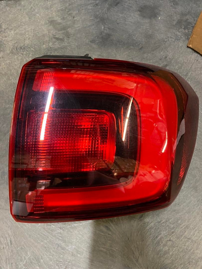 84210403 | 17-19 gmc acadia right rear passenger taillight led red oem